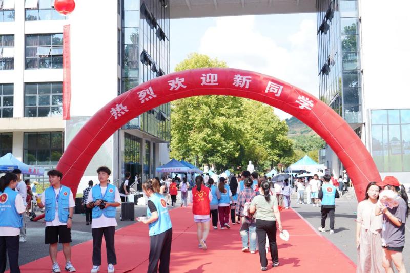 迎新！金沙集团1862cc2023级新生来报到